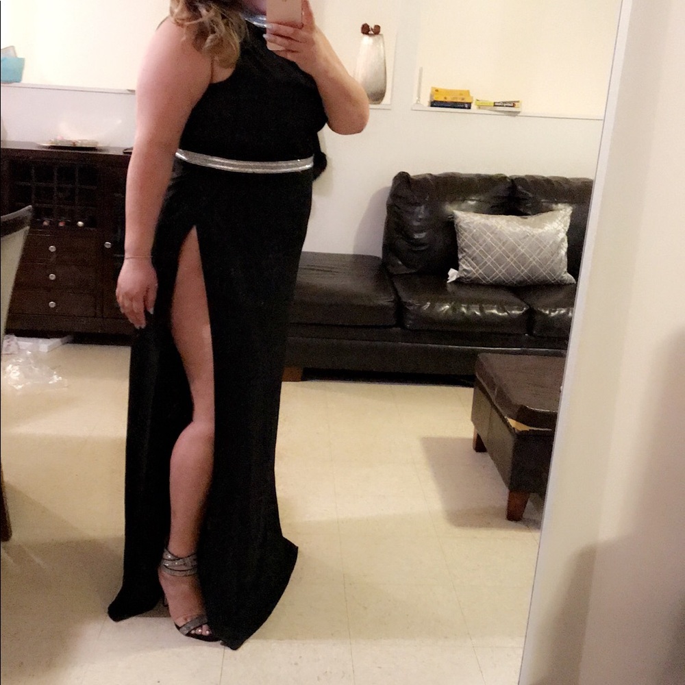 Black Dress With Slit On Left Leg Gem